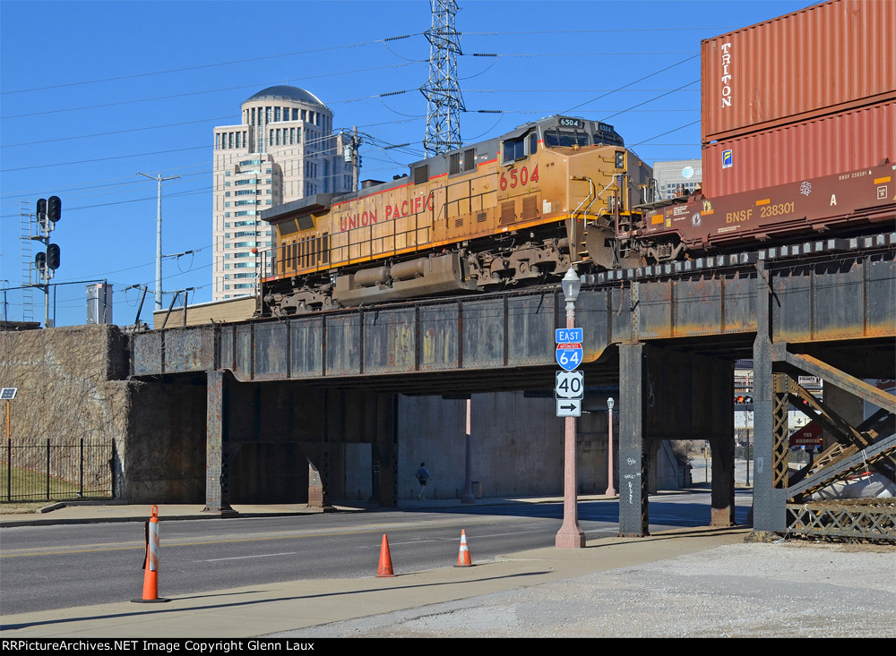 UP 6504 crosses over S. 7th St. on its way up to MacArthur bridge